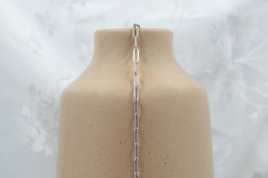 Austin chain made of 304 PVD Stainless Steel medium paperclip-style links, displayed on a vase.